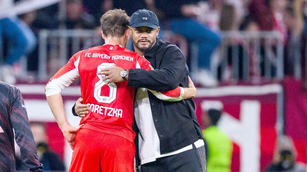 Bayern-Trainer Vincent Kompany (r) schätzt Leon Goretzkas (l) professionelle Einstellung. (Archiovbild) Foto: Tom Weller