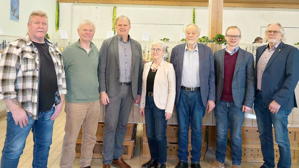 Auf der Reisetaubenaustellung trafen sich (von links) Jann Folkers (Ratsmitglied SBL), Peter Janssen (Ortsrat Walle), Schirmherr und Bürgermeister Thomas Erdwiens, die stellvertretende Bürgermeisterin Antje Harms, Vereinsvorsitzender Detert Feddinga, Julian Jetses (SPD) und Wilhelm Reinken (Ratsmiglied SBL). Foto: privat