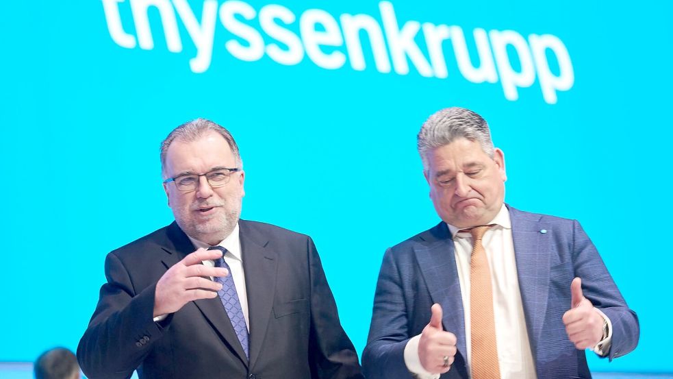 Thyssenkrupp-Chefaufseher Russwurm (li.) und Vorstandschef López lassen sich vor Beginn der Hauptversammlung fotografieren. Foto: Bernd Thissen