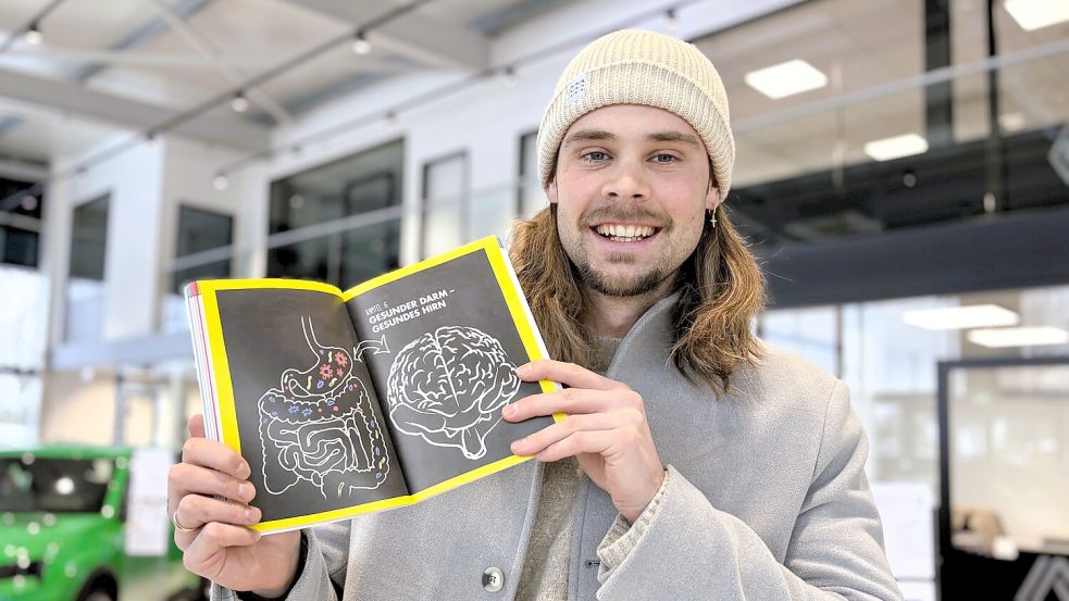 Henning Doyen in der ersten Station seiner Tour „Dein Darm macht Karriere“. Im Seminarraum des neugebauten Autohauses Rolf geht die Tour in Wiesmoor am Donnerstag, 12. März 2026, los. Foto: Nicole Böning