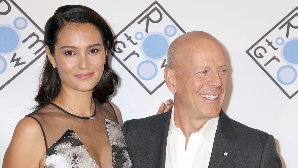 Solche Bilder gehören der Vergangenheit an: Der US-Schauspieler Bruce Willis und seine Ehefrau Emma Heming Willis im Jahr 2017. Foto: dpa/Nancy Kaszerman