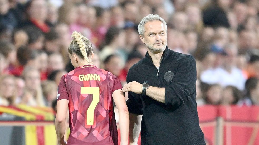 Bundestrainer Christian Wück (r/mit Kapitänin Giulia Gwinn) verlängerte seinen Vertrag langfristig. (Archivbild) Foto: Carmen Jaspersen