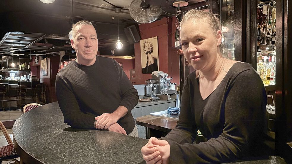 La-Grotta-Betreiber Antonio Madau und Thekenkraft Svenja Pesch wollen den Gästen im Tanzlokal eine gute Zeit bereiten. Fotos: Mona Hanssen