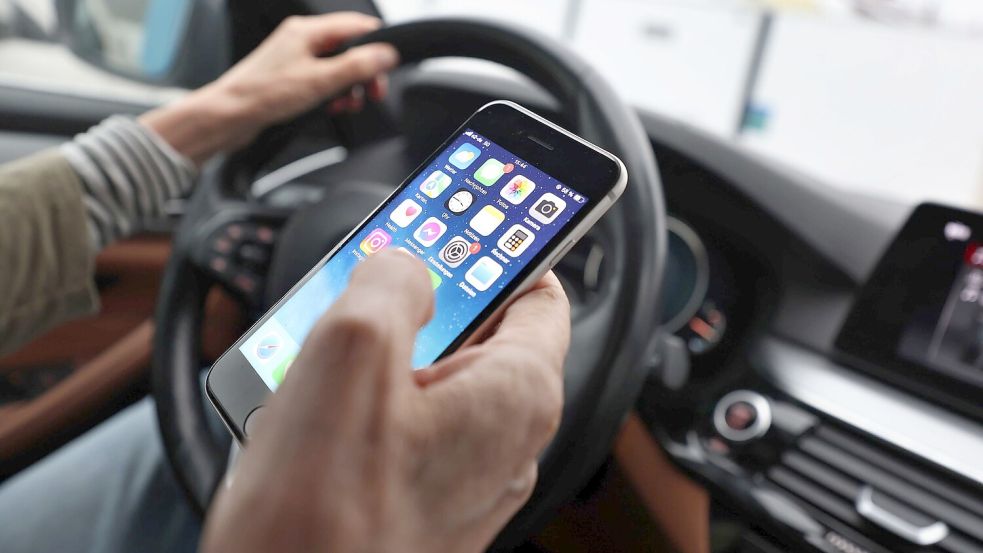 Ein „kurzer“ Blick auf das Handy ist bisher erlaubt - wenn man es nicht in die Hand nimmt. (Symbolbild) Foto: Karl-Josef Hildenbrand
