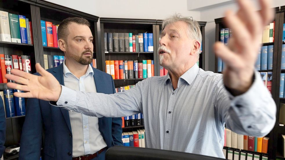 Einer der ersten Kläger ist Joachim Alfred Wagner (r), der sich von Rechtsanwalt Daniel Kuhlmann vertreten lässt. Foto: Dieter Menne/dpa