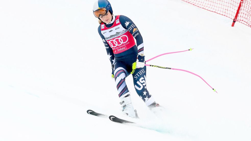 Lindsey Vonn rutscht nach ihrem Sturz in Crans-Montana langsam ins Ziel. Foto: Jean-Christophe Bott