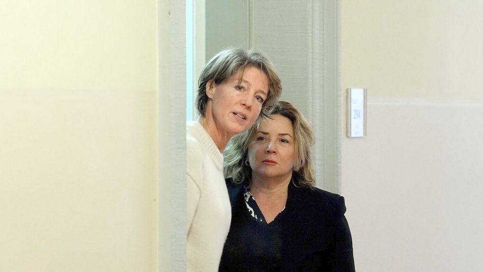 Christina Block eilte ihrer in Tränen aufgelösten Verwandten hinterher und schirmte sie zusammen mit Gül Pinar, der Verteidigerin eines anderen Angeklagten, vor Fotografen ab. Foto: Marcus Brandt/dpa