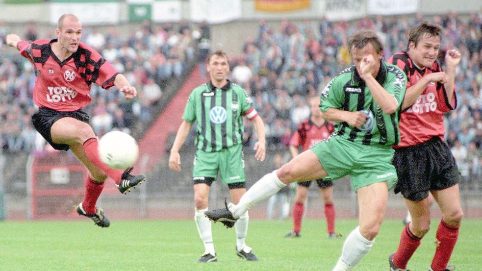 Vollspan voraus: Stefan Emmerling (links) spielte 1995 für Hannover 96. Auch im Bild sind Torjäger und Torsten Gütschow (rechts) und der damalige Wolfsburg-Kapitän Claus-Dieter Wollitz, der derzeit Trainer von Energie Cottbus ist. Foto: Imago
