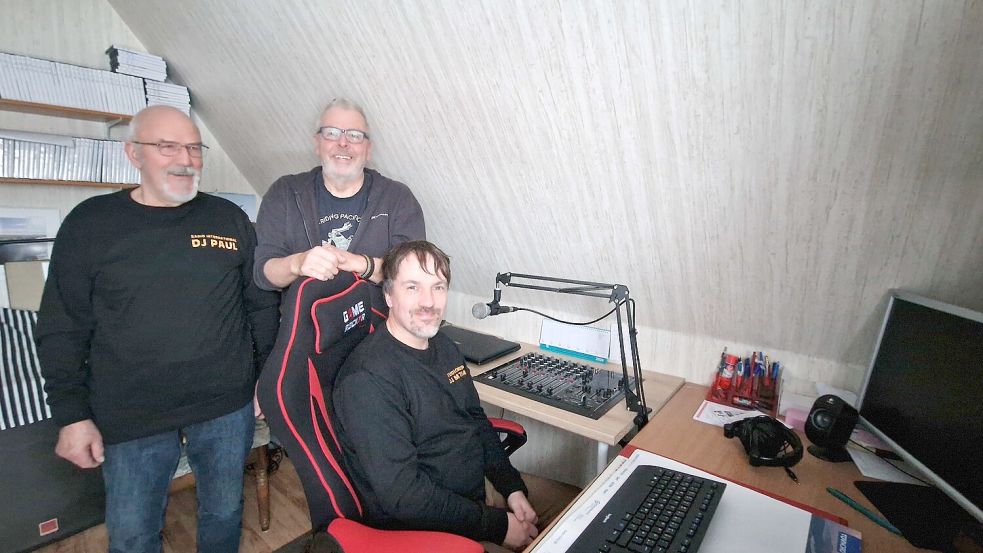 Paul Haats, Hansi Welp und Matthias Bosma gehören zu den elf DJs bei Rheiderland Radio. Foto: Tatjana Gettkowski