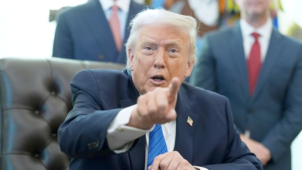 Weitere Kriegsschiffe seien unterwegs in Richtung Iran, sagt US-Präsident Donald Trump. Foto: Evan Vucci/AP/dpa