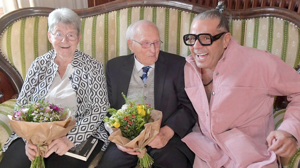 Albrecht Weinberg und Gerda Dänekas freuten sich über den Besuch des Künstlers Luigi Toscano. Foto: Ortgies