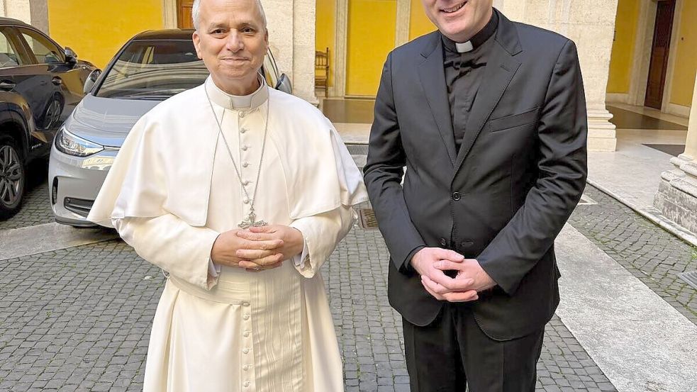 Persönliche Begegnung in Rom: Papst Leo XIV. mit dem Pfarrer von Dinklage, André Ciszewski. Foto: privat