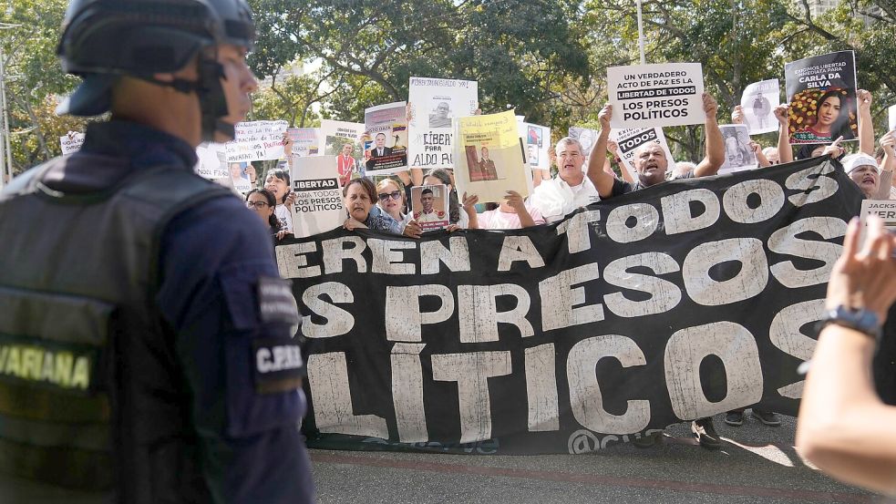 Angehörige und Menschenrechtsaktivisten haben die Freilassung aller politischen Gefangenen gefordert. (Archivbild) Foto: Ariana Cubillos/AP/dpa