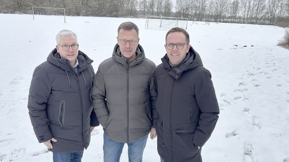 Auf dieser Fläche an der Werfstraße sollte der Kunstrasenplatz mit Leichtathletikanlage entstehen. Doch das Projekt droht an dieser Stelle aufgrund des Untergrunds zu platzen. Ralph Stellamans (von links, Unser Rhauderfehn), Heino Stührenberg (TuRa 07 Westrhauderfehn) und Rainer Bron (Unser Rhauderfehn) denken nun über mögliche Alternativen nach. Fotos: Henrik Zein