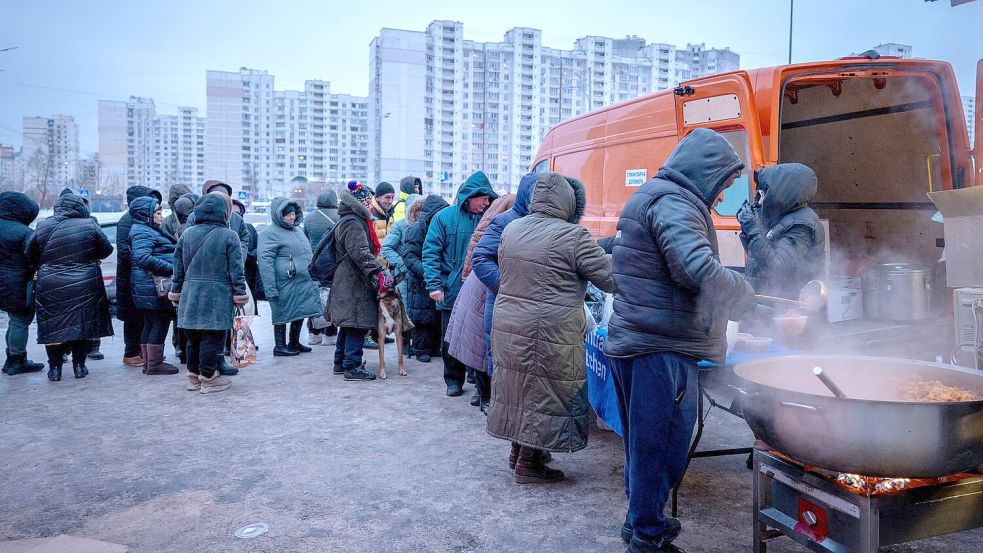 Auch ohne neue russische Angriffe auf Energieanlagen machen den Menschen in Kiew die bisherigen Schäden an der Infrastruktur täglich zu schaffen. (Archivbild) Foto: Dan Bashakov/AP/dpa