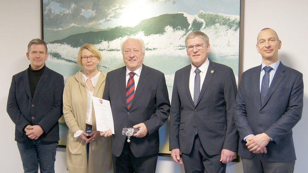 Bei der Verabschiedung von Kurt Kunert: Olaf Noak (stellvertretende Schiedsperson der Stadt Aurich, von links), Gerda Möhlmann (Schiedsperson der Stadt Aurich), Kurt Kunert (ehemalige stellvertretende Schiedsperson der Stadt Aurich), Horst Feddermann (Bürgermeister der Stadt Aurich) und Dr. Marc Hirschmann (stellvertretender Direktor des Amtsgerichtes Aurich). Foto: Stadt Aurich