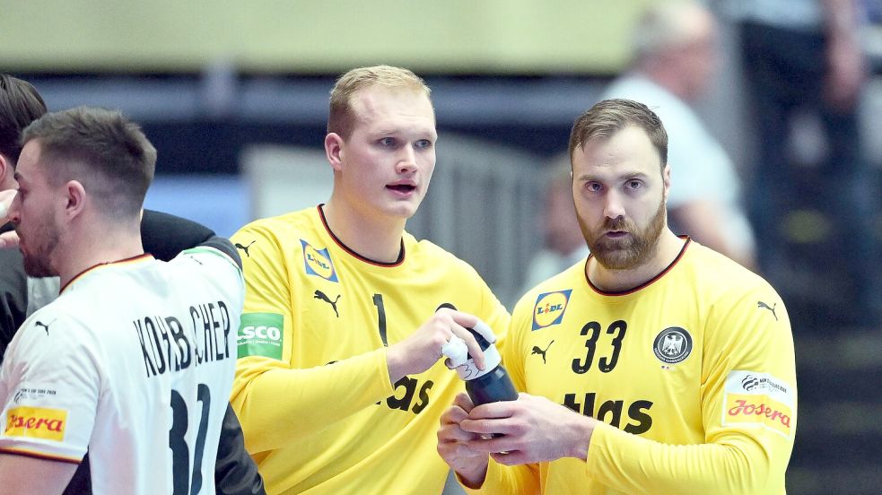 Andreas Wolff (r) hat die Torwart-Diskussion nach dem EM-Hauptrundenspiel gegen Dänemark kritisiert. Foto: Sina Schuldt