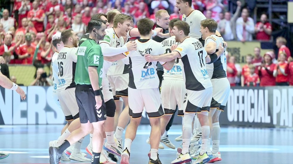 Die deutschen Handballer möchten auch im EM-Endspiel gegen Dänemark jubeln. Foto: Sina Schuldt