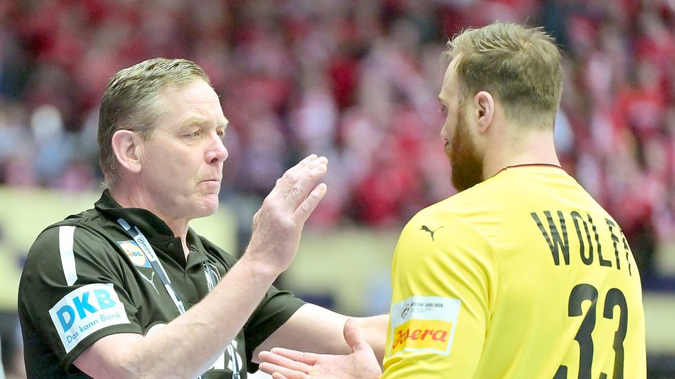 Wollen den maximalen Erfolg: Bundestrainer Alfred Gislason (l) und Torwart Andreas Wolff (r). Foto: Sina Schuldt