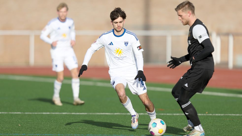 Mika Eickhoff (Mitte) trat mit Kickers Emden am Samstag bei Hannover 96 an.