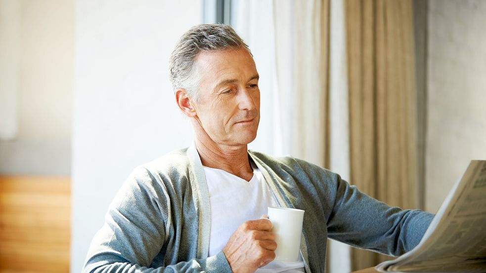 Der durchgehende Konsum von Nachrichten kann zermürbend sein. Sollte der morgendliche Blick in die Zeitung wieder Normalität werden? Foto: IMAGO/YAY Images