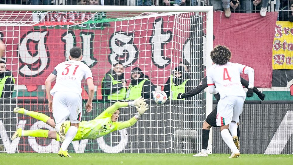 Danel Senani (rechts verdeckt) verwandelt den Elfmeter für St. Pauli Foto: Harry Langer