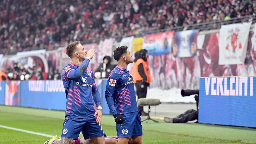 Nadiem Amiri (r) und Phillip Tietz feiern sich für den Ausgleich. Foto: Jennifer Brückner