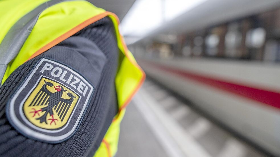 Nachdem zwei Kinder Eisplatten und Schneebälle unter eine Bahnbrücke bei Scheeßel gelegt hatten, nimmt die Polizei dies zum Anlass, vor den Gefahren an Bahnanlagen zu warnen. Foto: Patrick Seeger/dpa