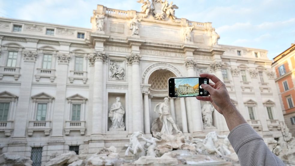 Der Besuch des Trevi-Brunnens kostet Touristen künftig zwei Euro. (Archivbild) Foto: Andrew Medichini/AP/dpa