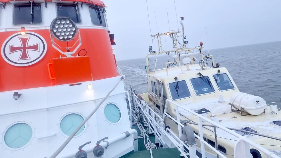 Das havarierte Motorboot wurde in den Hafen geschleppt. Foto: Die Seenotretter – DGzRS