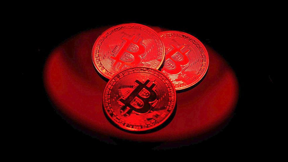 Der Bitcoin ist am Wochenende stärker unter Druck geraten. (Archivbild) Foto: picture alliance/dpa