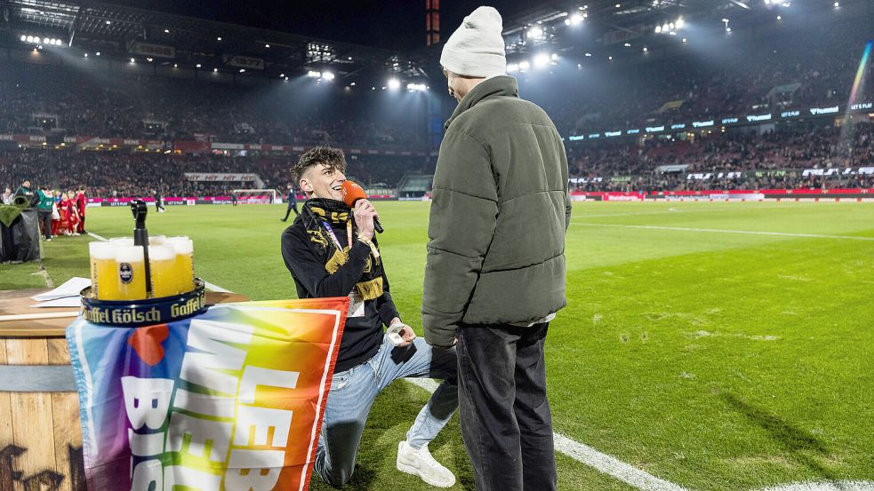 Vor dem Bundesliga-Spiel des 1. FC Köln gegen den VfL Wolfsburg machte ein Fan einem anderen einen Heiratsantrag. Foto: IMAGO/Beautiful Sports International
