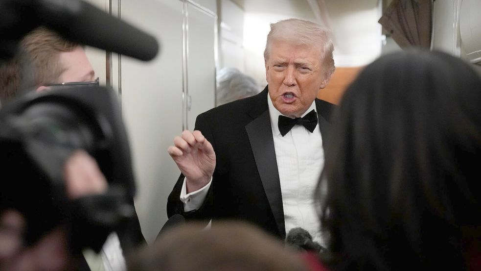 US-Präsident Donald Trump droht dem Iran - und hofft auf einen Deal. Foto: Mark Schiefelbein/AP/dpa