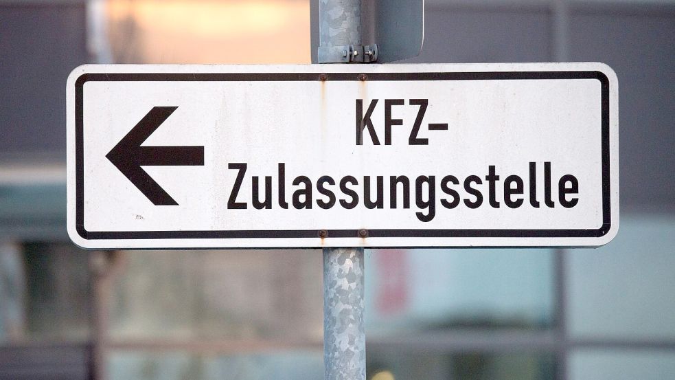 Zwischen Kauf und der Zulassung eines Autos vergehen in der Regel Monate. (Archivbild) Foto: Armin Weigel/dpa