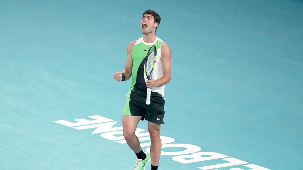 Carlos Alcaraz ist der jüngste Tennisspieler der Geschichte, der alle vier Grand-Slam-Turniere gewonnen hat. Foto: Mark Baker/AP/dpa