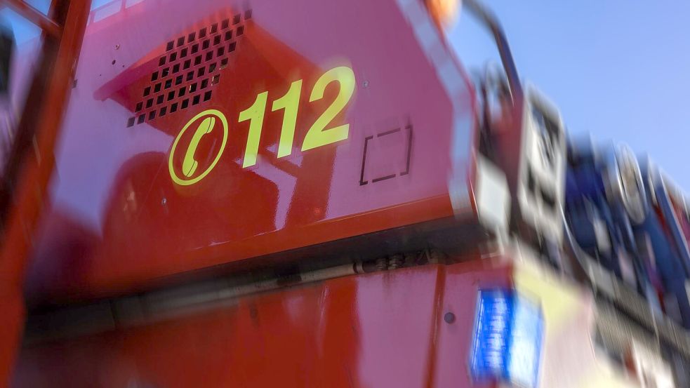 Die Feuerwehr ist am Sonntagvormittag zu einem gefährlichen Garagenbrand in Osnabrück ausgerückt. Foto: Sebastian Dannenberg