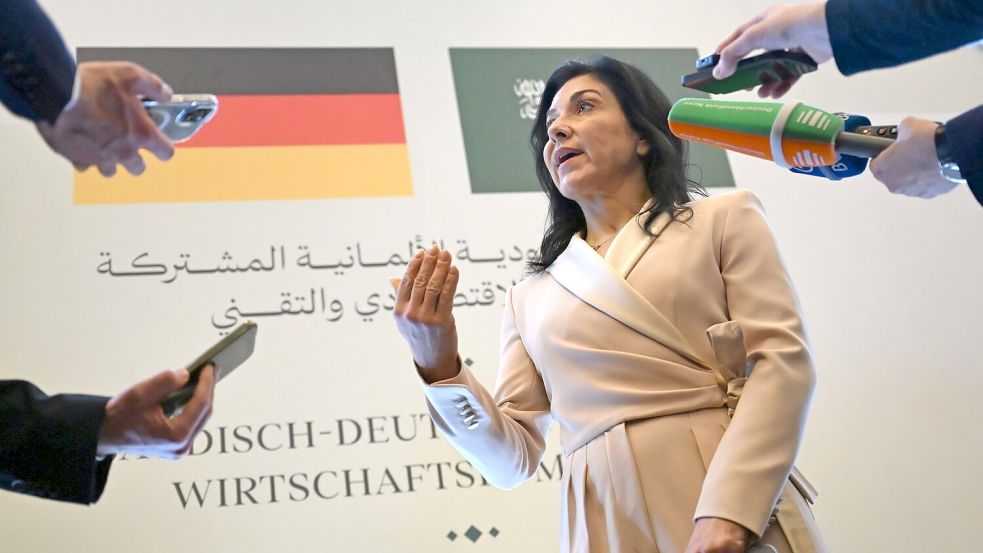 Wirtschaftsministerin Katherina Reiche (CDU) meint: Die relativ niedrigen Gasspeicher-Füllstände sind kein Grund zur Sorge. Foto: Elisa Schu/dpa