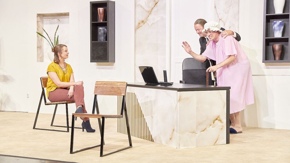 Markus Weise (re.) in seiner Rolle als Oma Edith: Da bleibt kein Auge trocken. Foto: Boulevardtheater Bremen