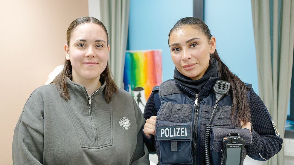 Als Ansprechpartnerinnen für die Betroffenen stehen in den Gewaltschutz-Anlaufstellen Polizistinnen - ausschließlich Frauen - bereit, die für diese Aufgabe besonders fortgebildet wurden - in Köln etwa Polizeimeisterin Maja Schomers (l) und Polizeimeisterin Hicran Aktas (r). Foto: Henning Kaiser