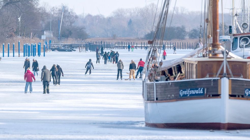 Gute Nachrichten für alle, die gerne Schlittschuhfahren gehen: Im Nordosten bleibt es bitterkalt - und viele Seen und gar Flüsse damit gefroren. Foto: Stefan Sauer
