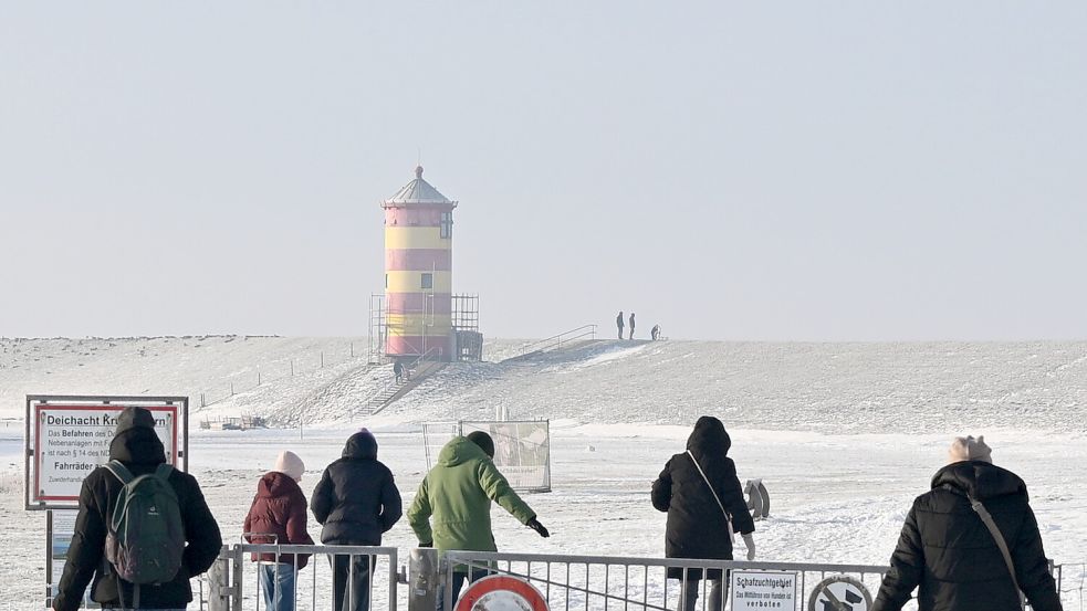Der Deich bei Pilsum: Andere Erhebungen zum Schlittenfahren gibt es in der Krummhörn kaum. Foto: Heinz Wagenaar/Archiv