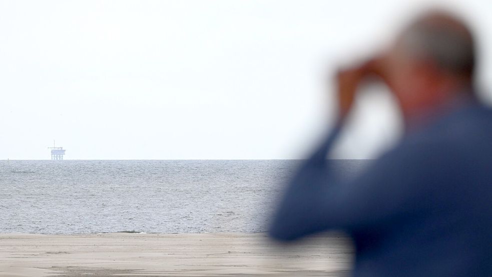 Die Gasplattform NO5-A des Unternehmens One-Dyas ist vom Borkumer Strand aus gut zu sehen. Nicht nur Insulaner sind gegen das Projekt. Foto: Lars Penning/dpa
