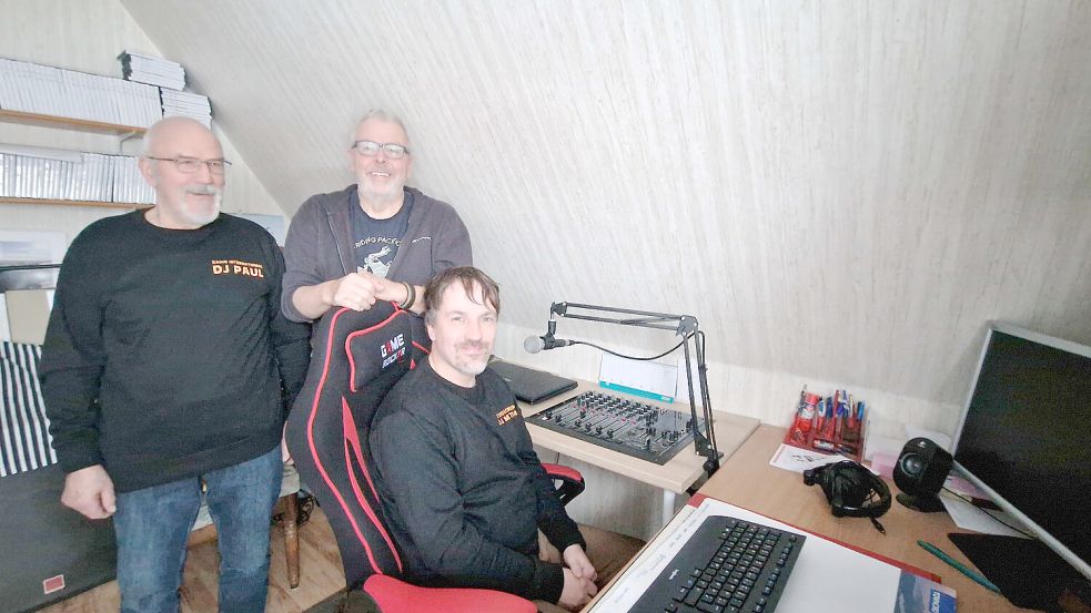 Paul Haats, Hansi Welp und Matthias Bosma gehören zu den elf DJs bei Rheiderland Radio. Foto: Tatjana Gettkowski