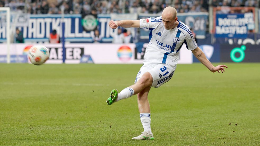 Tim Dietrich spielte mit Schalke 04 am Samstag in Bochum. Foto: Imago