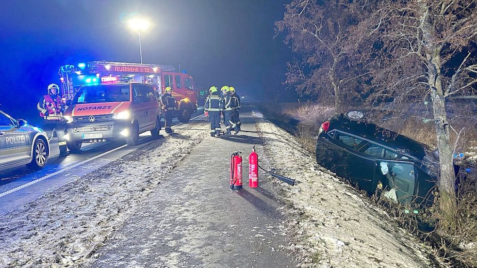 Das Auto der Norderin blieb auf der Beifahrerseite im Straßengraben liegen. Foto: Feuerwehr, Justin Herzig