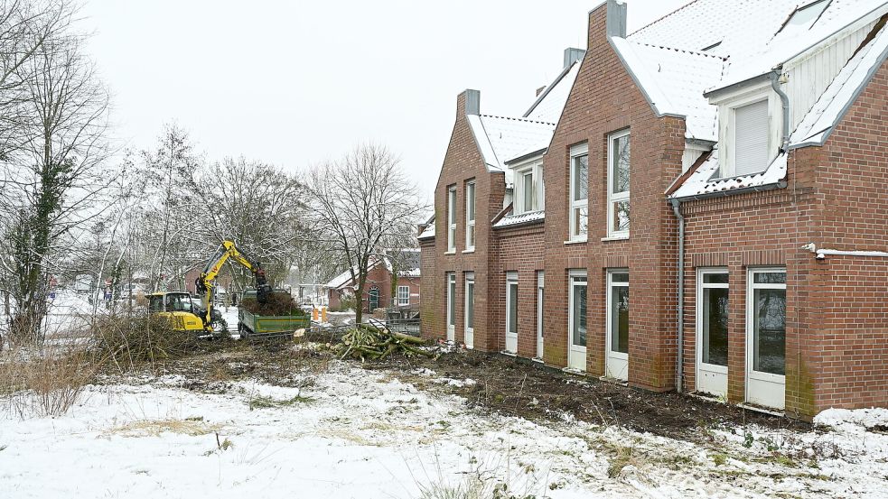 Am ehemaligen Seniorenhuus in Greetsiel tut sich etwas: Bagger sind auf dem Außengelände unterwegs. Foto: Heinz Wagenaar