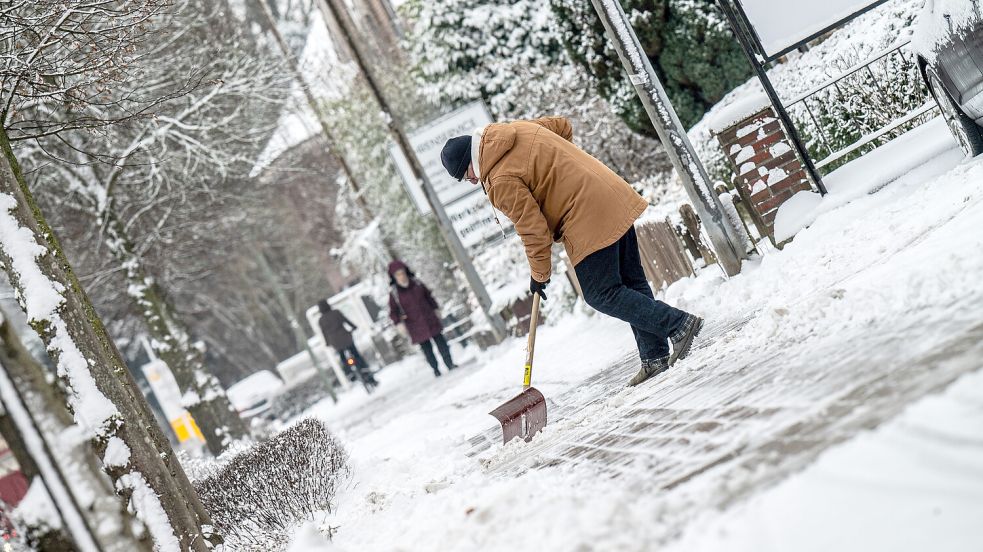 Die Schneeschaufel musste in Ostfriesland deutlich häufiger rausgeholt werden als im vergangenen Jahr. Foto: Klaus Ortgies
