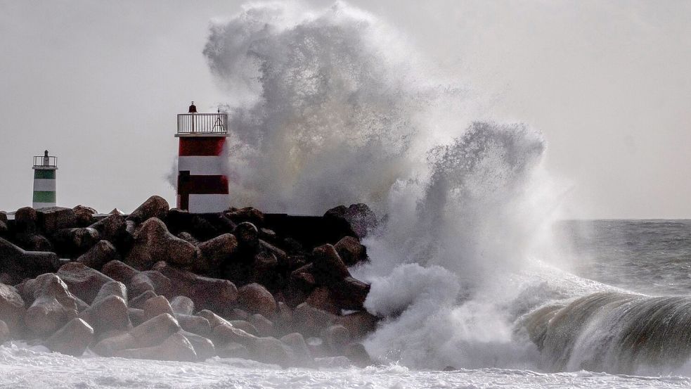 Der Atlantiksturm „Kristin“ war mit Windgeschwindigkeiten in Böen von mehr als 200 Kilometern pro Stunde über Portugal hinweggefegt und hatte für große Schäden im Inland und hohen Wellengang an den Küsten gesorgt. (Symbolbild) Foto: Michael Probst/AP/dpa