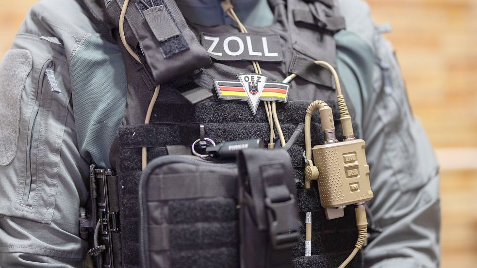 Beamte der Zollkriminalamts nehmen die Beschuldigten fest. (Archivbild) Foto: Rolf Vennenbernd