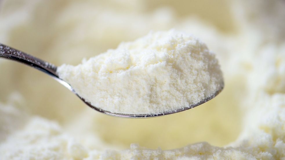 Ein Löffel mit Baby-Milchpulver. (ILLUSTRATION) Foto: Armin Weigel